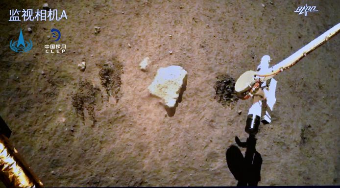 Een foto eerder verspreid door het Chinese ruimteagentschap CNSA toont de Chang'e 5 die graaft naar stalen op het maanoppervlak.