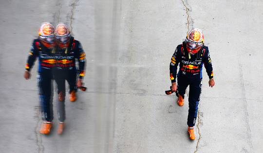 ‘Ik hoop dat iedereen nu wakker is.’ Een boze Max Verstappen is verre van gezellig