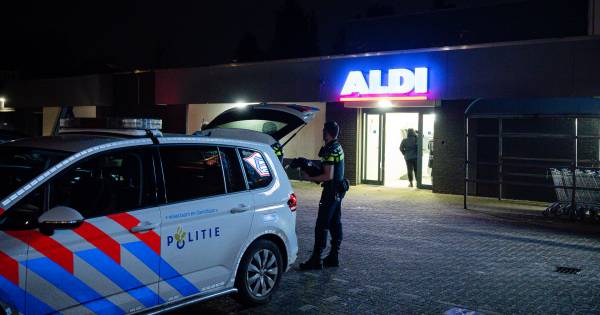 Gewapende overvallers Aldi in Tilburg nog steeds op de vlucht, politie tast voorlopig in het duister.