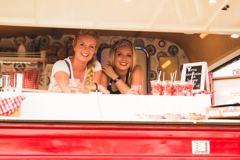 Dames van WentelTeefjes in rode caravan op festival
