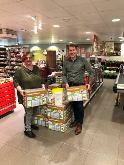 Zegels sparen om mensen met een kleine beurs blij te maken met een boodschappenpakket