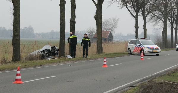Auto botst tegen boom in Aadorp: 1 gewonde