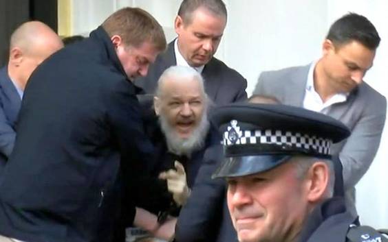 Na 7 jaar uit zijn schuilplaats: WikiLeaks-oprichter Julian Assange gearresteerd in Londen