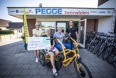 Op nieuwe duofiets Zonnebloem Oldenzaal fietsen tegen vereenzaming