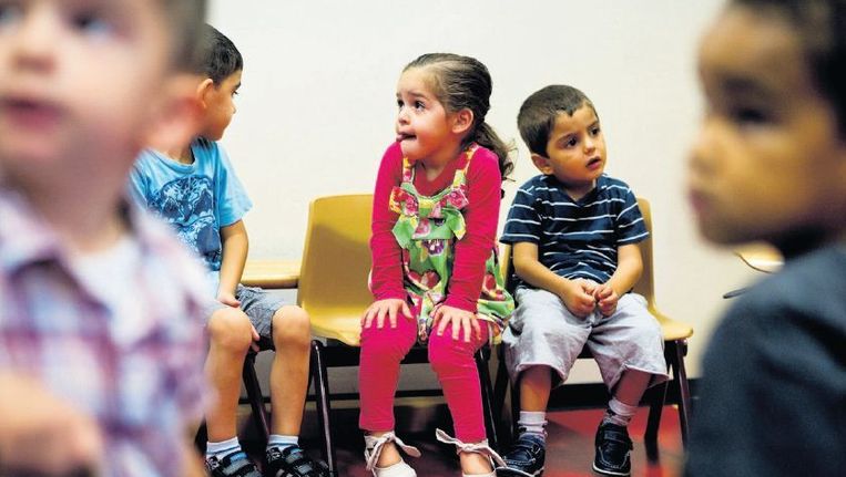 Op de Dr. J. Woltjerschool in Rotterdam leren twee- en driejarigen spelenderwijs rekenen en taal. Beeld anp