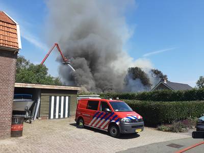 Grote brand in bedrijfspand Halle onder controle: brandweerpersoneel afgelost om hitte