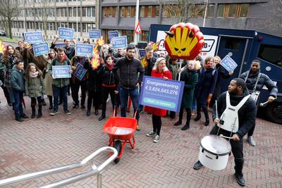 SP met geldwagen naar 'grote vervuiler’ Shell