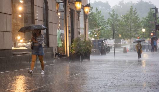 Zwaar onweer en overstromingen treffen New York op dag van WK-finale
