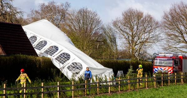 Grote partytent achter woning waait weg door harde wind
