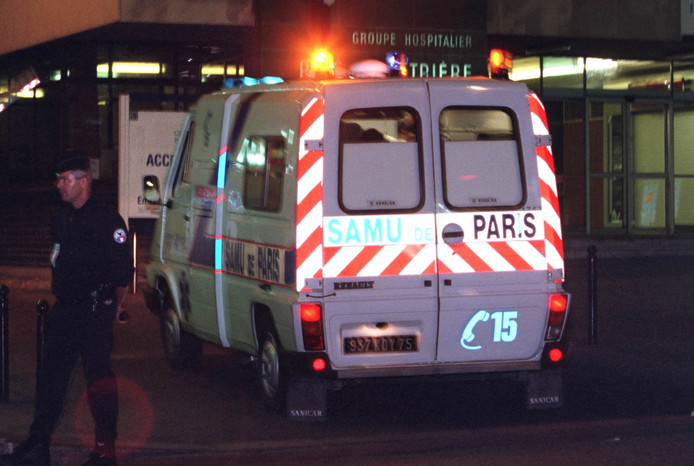 De ambulance arriveert in het Parijse Salpetriere ziekenhuis, waar dokters nog tevergeefs probeerden om prinses Diana te redden.