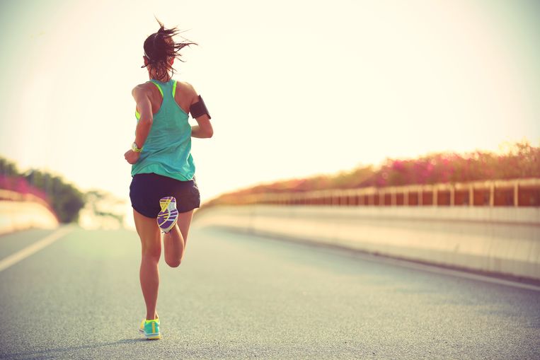 Nu de meeste mensen in tijden van lockdown thuis moeten blijven, gaan velen op zoek naar een gezonde bezigheid zoals lopen. Om een training als beginnende loper vol te houden, heeft personal trainer Tess van Beurden een motiverend trainingsschema uitgewerkt. 