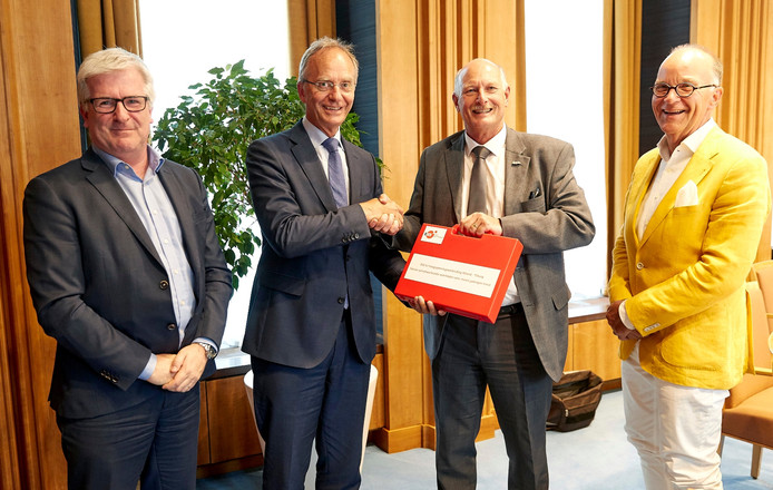 Van links naar rechts: Erik van Merriënboer, minister Kamp, Ron Dujardin, Paul Vermeulen.