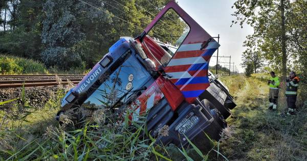 Omstanders blussen bermbranden die stoomtrein veroorzaakt: brandweer ligt in de sloot.