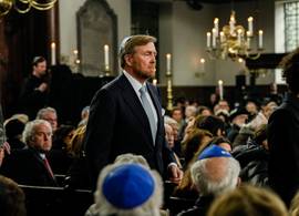 Protesten, tranen en woede: Willem-Alexander opent het Holocaustmuseum 