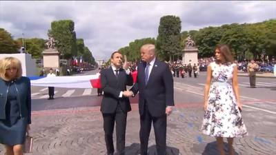 Opnieuw komische handdruk tussen Trump en Macron