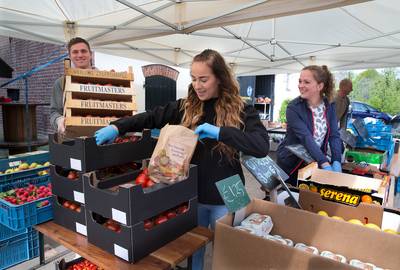 Studenten plukken nu het fruit in Groessen: ‘Hier hangt een gezellig sfeertje’