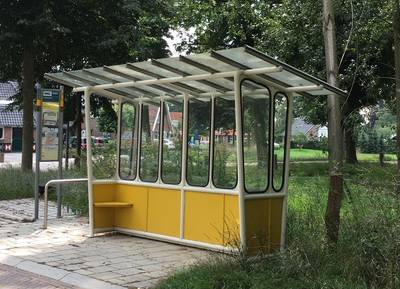 Nostalgie: oud bushokje maakt rentree langs de weg in Rekken