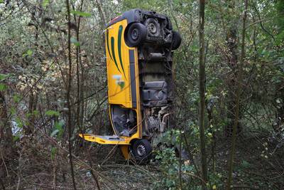 Bestelbus raakt van N325 en belandt op neus in bossen