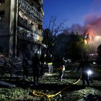 Tientallen explosies tijdens grote Russische raketaanval op Kiev