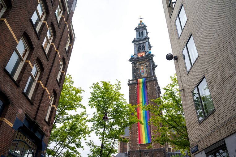 Regenboogvlaggen wapperen in heel Nederland