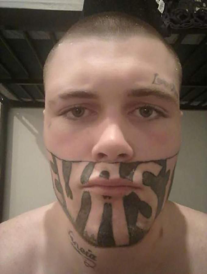 Nu Toch Een Job Voor Man Met Schrikbarende Tattoo Bizar Hln Be