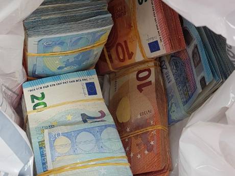 Politie vindt 130.000 euro en versnijdingsmiddelen bij inval Bergweg