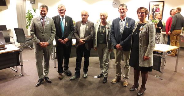 Vijf raadsleden krijgen bij afscheid Raalter raad lintje - De Stentor