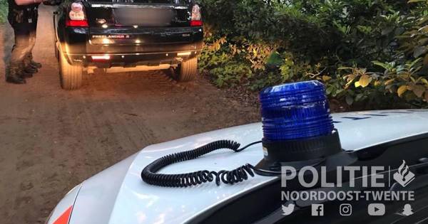 Duitsers rijden met zwaailicht op auto in Reutum, politie grijpt in