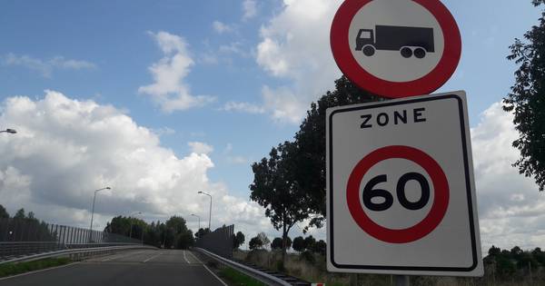 Lange file op de A16: daar is het sluipverkeer weer in Den Hoek - BN DeStem