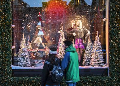 Bekijk hier live het aanzetten van de kerstlichtjes bij De Bijenkorf
