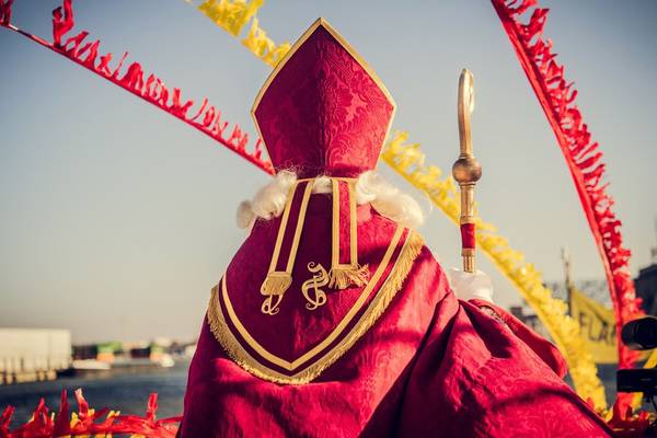 Hij komt, hij komt, ... intrede van de Sint