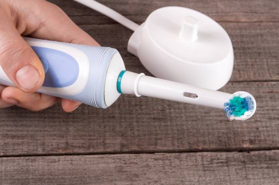 Tandenpoetsen doe je beter met een elektrische tandenborstel. Klopt dat? En welk toestel is het best?