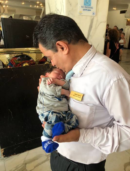 Het hotelpersoneel draagt Yassin op handen