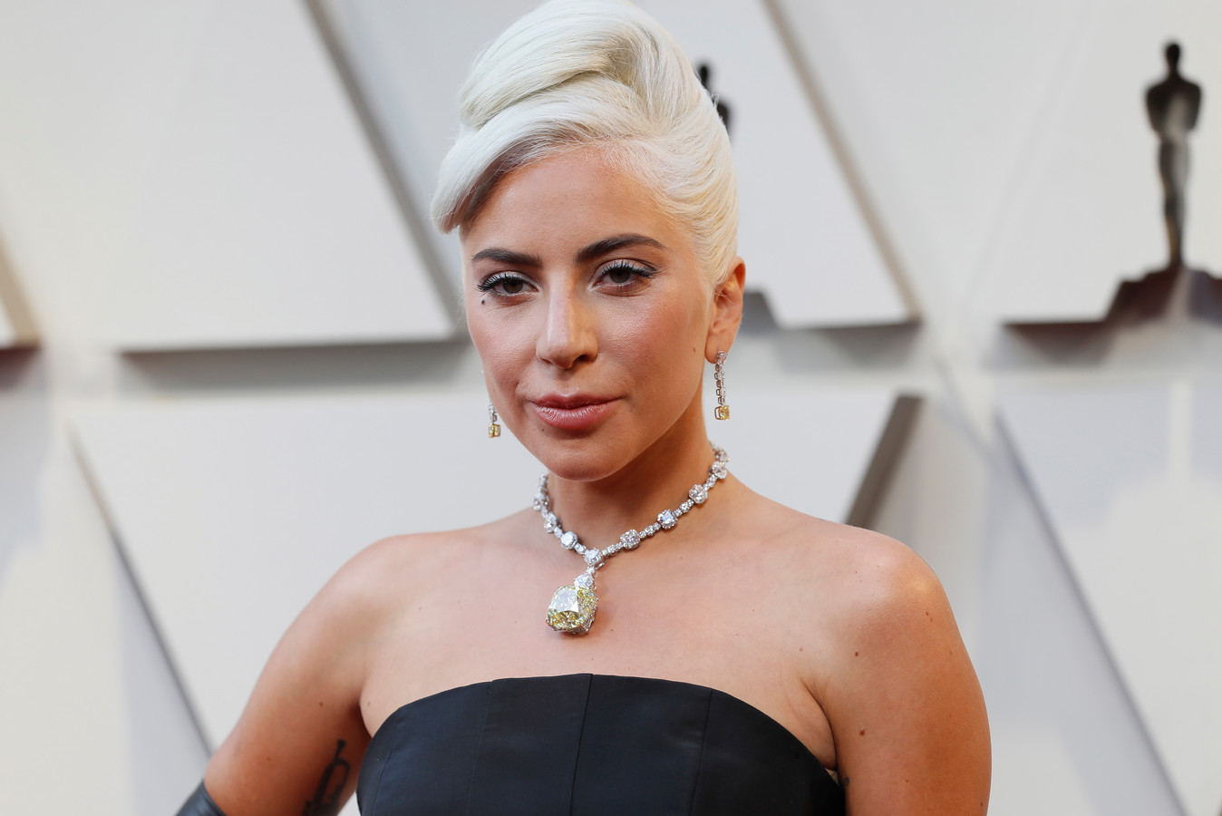 Lady Gaga zoenend gespot! En nee, het is niet met Bradley Cooper | Foto ...