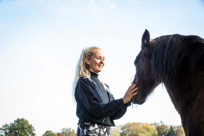 Manon bij het paard dat door praktijk Bodytolk in Epe wordt ingezet bij de therapie om eetstoornissen aan te pakken. © Henri van der Beek