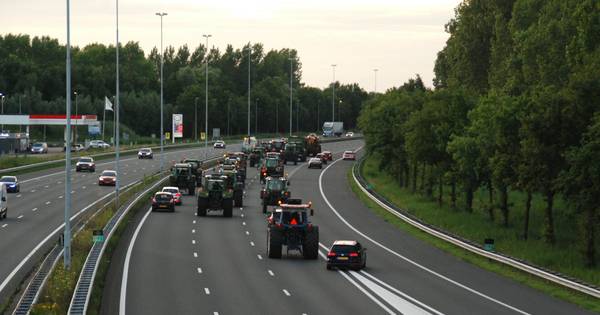Zeventig boeren met tractoren blokkeren A2 bij Liempde urenlang - BD.nl
