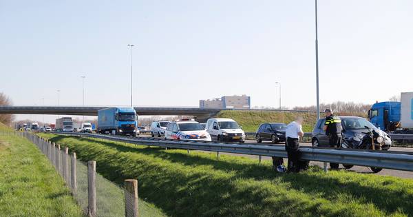 Motorrijder en bedrijfsbus in botsing op A73 bij Haps: flinke file
