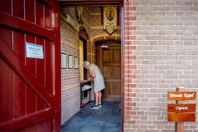 Pastoor hoopt snel weer dienst te kunnen leiden: eerste viering in de parochietuin