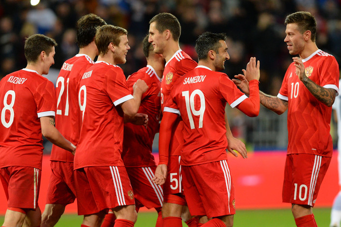 De spelers van Rusland vieren een treffer tegen Zuid-Korea.