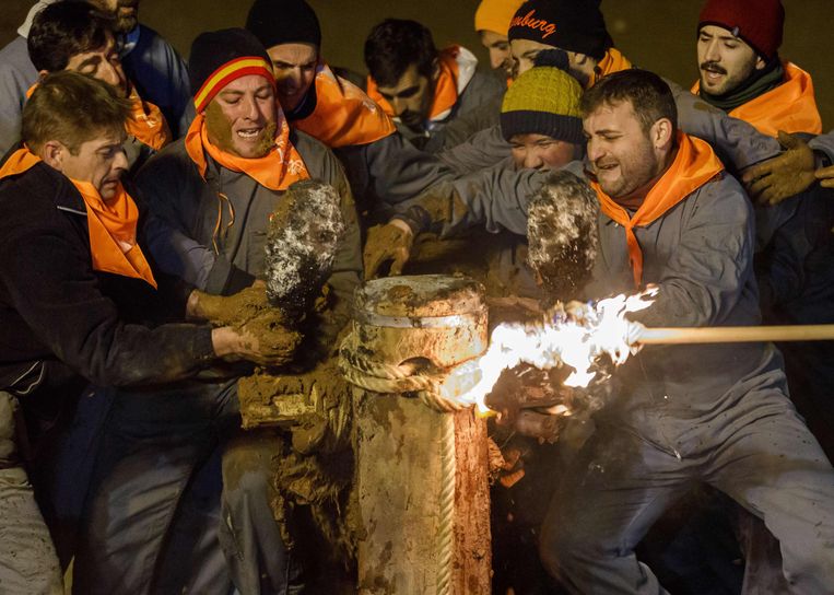 De stier verzet zich met alle macht terwijl zijn hoorns in brand worden gestoken.