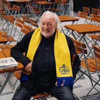 ‘Opeens stond hij daar, duidelijk getipt, met zijn arafatsjaal’: herinneringen aan ‘De Morgen’-collega Frank Schlömer (1946-2024)