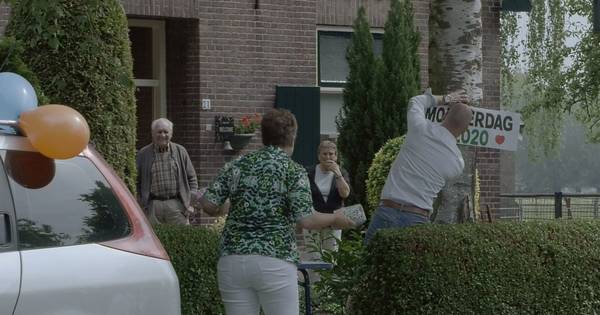 Kinderen verrassen moeder Lenie met bijzondere felicitatie drive-in voor Moederdag in Groessen - De 
