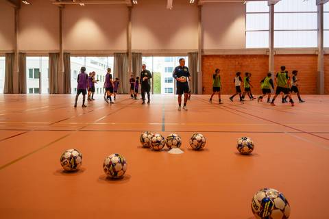 Rondleiding door het nieuwe gebouw P op Campus Drie Eiken van de Universiteit Antwerpen. Sporthallen, sportstudio en foodhall. Portretten van Luc De Backer - Projectcoordinator, Nils Van de Velden - Coördinator Sportdients, Inge Denecker - Projectcoördinator bouw, Catherine Ongenae - Domeincoördinator Komida-koventa-sport-cultuur-studentenleven. ©Tessa Kraan