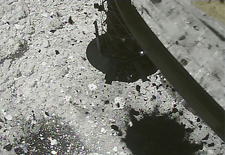 De eerste landing op Ryugu gebeurde in februari. Toen werden stalen van het oppervlak alleen verzameld.