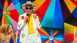 Wouter is ‘still standing’ als een volleerde Elton John