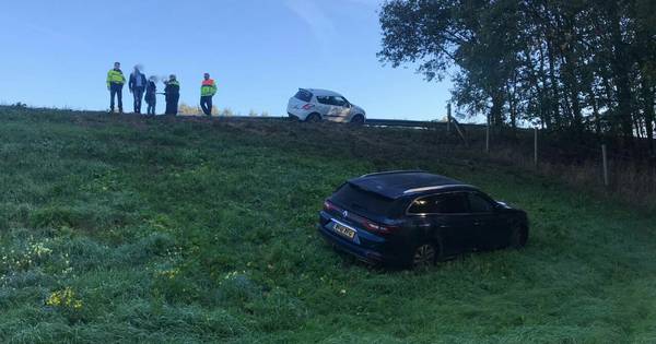 Twee auto's raken van de A1 na ongeluk bij Bornerbroek