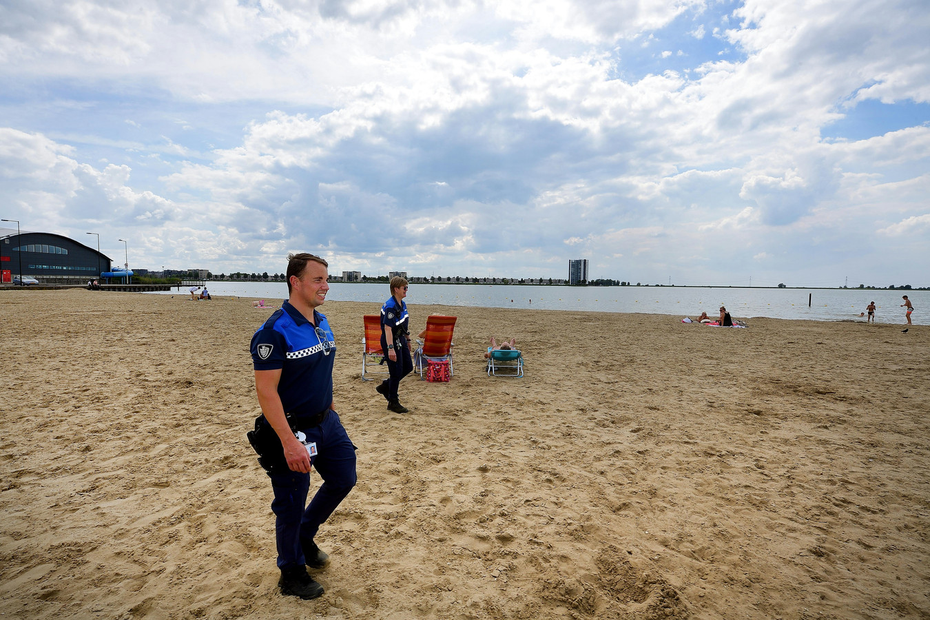 Zij willen geen wapenstok ondanks geweld: 'Collega werd in ...