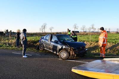 Auto belandt op zijn kop in sloot bij Poortvliet, twee gewonden