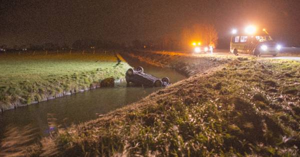 Auto op zijn kop in sloot Poortvliet