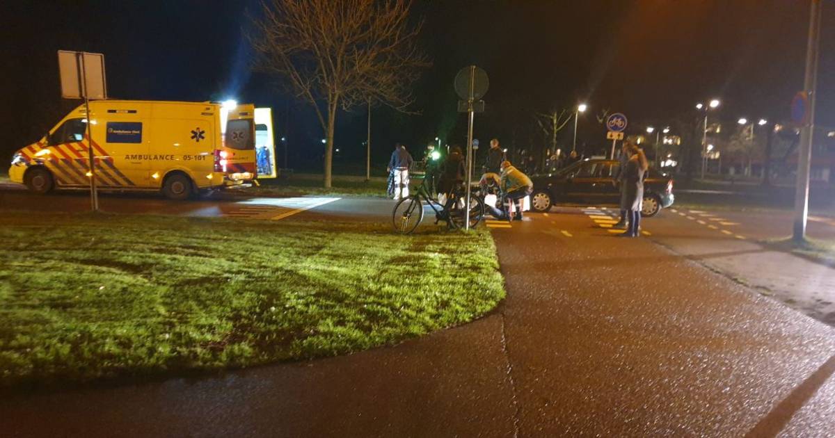 Fietser met spoed naar het ziekenhuis door aanrijding in Hengelo.